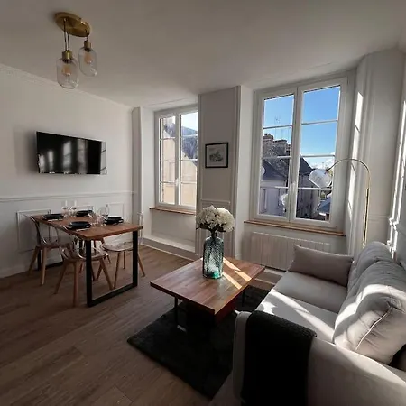 Holiday home Maison Pour 10 Personnes Max En Plein Centre De Ste Mere Eglise